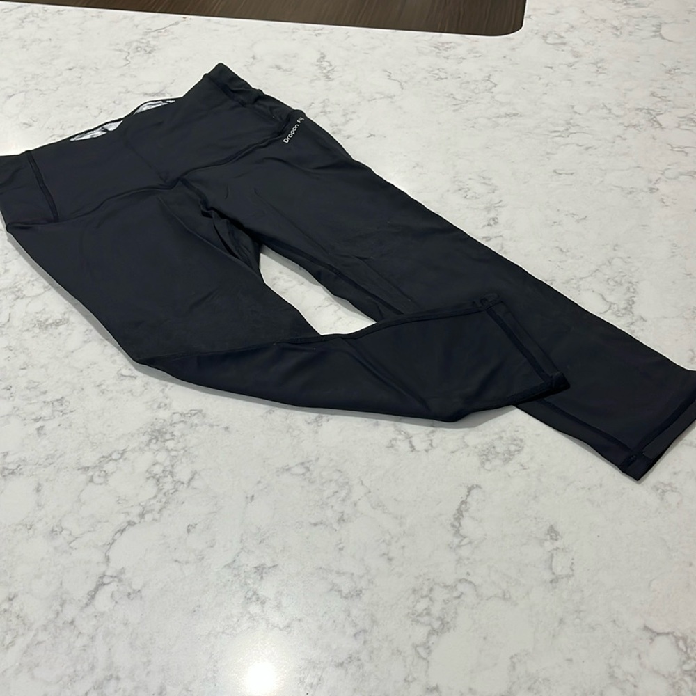 Capri length black workout leggings – small